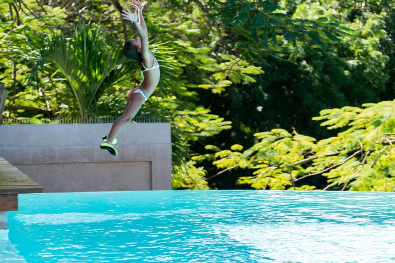 Jump in the pool Solamente Villa Grenada